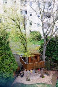a tree house in the middle of a garden at Living Lu - cosy Apartment three - nähe Mannheim - BASF - Netflix - 3 Zimmer in Ludwigshafen am Rhein