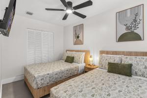 a bedroom with two beds and a ceiling fan at Bayview Apartments By Lowkl in Fort Lauderdale