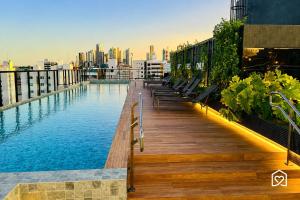 a swimming pool on the roof of a building at Edifício MOVE Novo- Tambaú in João Pessoa