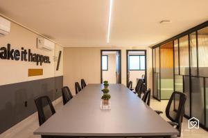 a conference room with a long table and chairs at Edifício MOVE Novo- Tambaú in João Pessoa +225 photos
