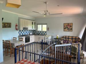 a kitchen and living room with a table and chairs at Casa Gaia in Serpins