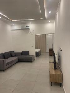 ein Wohnzimmer mit einer Couch und einem Fernseher in der Unterkunft Hotel La Roche in Brazzaville + 20 Fotos