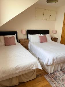 two beds sitting next to each other in a bedroom at Oceanview B&B in Ringville