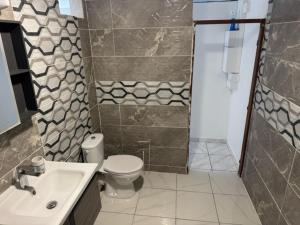 ein Badezimmer mit Toilette, Waschbecken und Dusche in der Unterkunft SCi 3I in Cayenne