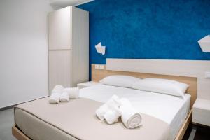 a bedroom with two beds with towels at Orizzonte Blu in Villa San Giovanni