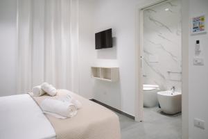 a bathroom with a bed and a sink and a tub at Orizzonte Blu in Villa San Giovanni