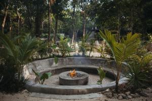 Taman di luar Casa Tattva
