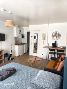 a room with a bed and a living room and a kitchen at Studio - Le Bourgogne 21 in Orléans