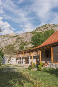 a building with a mountain in the background at Turi-Selcë in Selcë