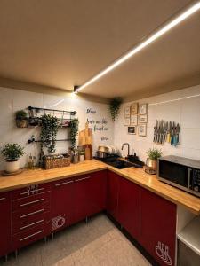 O bucătărie sau chicinetă la PILOT Design Hostel & Bar