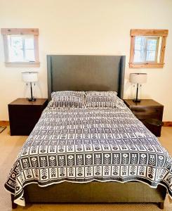 a bedroom with a bed and two night stands with lamps at Cozy Light Filled Truckee Downtown in Truckee