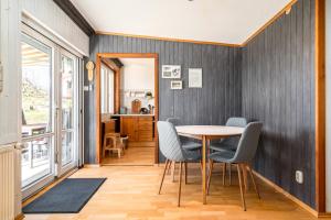 a dining room with a table and chairs at Waterkieker Jabel - Ferienhaus mit Sauna & Steg in Jabel
