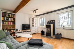 a living room with a couch and a tv at Waterkieker Jabel - Ferienhaus mit Sauna & Steg in Jabel