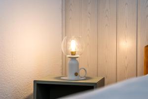 a light on a table with a candle on it at Waterkieker Jabel - Ferienhaus mit Sauna & Steg in Jabel