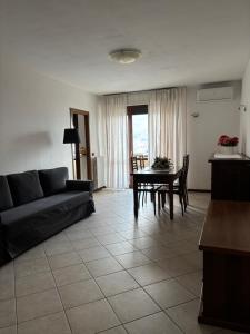a living room with a couch and a table at Un sogno tra lago e monti in Pescate