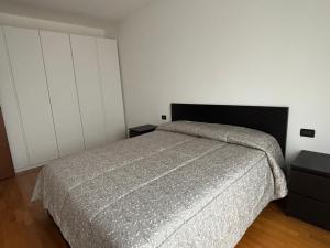 a bedroom with a bed and two night stands at Un sogno tra lago e monti in Pescate