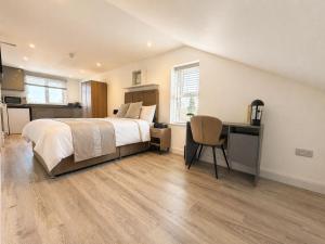 a bedroom with a bed and a desk with a chair at ExecStay - Central Reading - Premium Solo Stays in Reading +27 photos