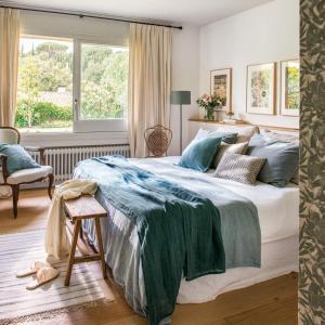 ein Schlafzimmer mit einem großen Bett und einem Fenster in der Unterkunft Lunitos 6 in Chuy
