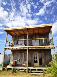 ein Haus mit umlaufender Veranda am Strand in der Unterkunft Lunitos 6 in Chuy
