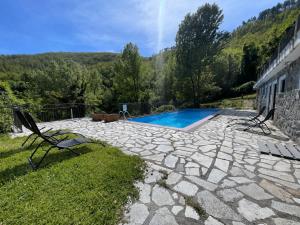 ein Garten mit Swimmingpool und ein Haus in der Unterkunft CASA Melissa in Riccò del Golfo di Spezia