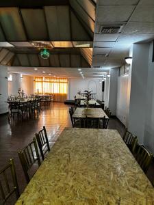 a large banquet hall with tables and chairs in it at Hotel Los Andes Inn in Guayaquil