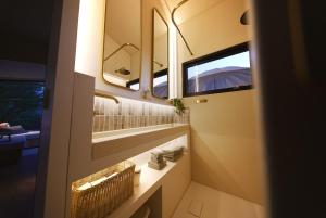 a bathroom with a mirror and a sink at NOAH Cabin No2 - An wunderschöner Windmühle in Beverstedt