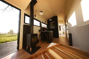 a living room with a tv on a wooden floor at NOAH Cabin No2 - An wunderschöner Windmühle in Beverstedt