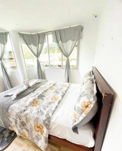 a bedroom with a bed and a window at Hostal El Viajero-Mindo in Mindo
