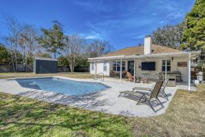 a house with a swimming pool in the yard at Relaxed Poolside Gym Escape in Green Cove Springs