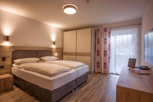 A bed or beds in a room at Aparthotel AlpTirol