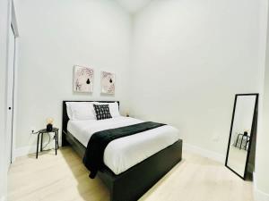 a bedroom with a large bed with a mirror at Family Friendly Ground Level Condo in Surrey +17 photos