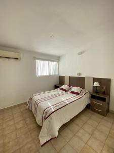 a large white bedroom with a large bed in it at Casa Esquina - Centro San Rafael in San Rafael