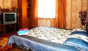 チタにあるApartment TwoPillows on Krasnoarmeyskaya 7 flのベッドルーム(ベッド1台、テレビ付)