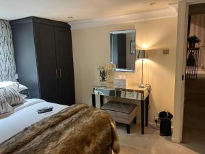 a bedroom with a bed and a desk and a mirror at 2 Bed Cottage - Bawtry Superb Accommodation in Bawtry