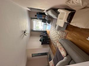 an overhead view of a tiny house with a couch at Casa Tineretului in Dej