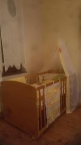 a childs room with a crib and a couch at Ferienwohnung an der Ostsee in Dassow