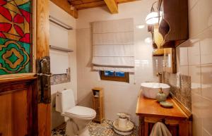 a bathroom with a toilet and a sink at Tylko Dobro Dom Księżyca in Pabianice