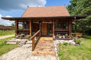 a wooden walkway leading to a cabin with a porch at Tylko Dobro Dom Księżyca in Pabianice