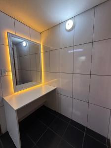 a bathroom with a mirror and a sink at LOFT Centrico in Ciudad del Este