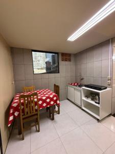 a kitchen with a table and a table and a stove at LOFT Centrico in Ciudad del Este