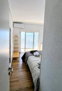 a bedroom with a bed with a ladder and a window at Piso 3 habitaciones 2 baños Auditorio Manises Valencia in Manises