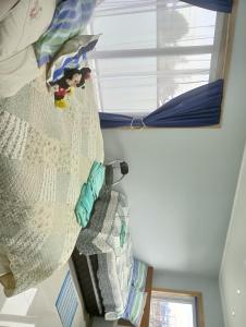 a bedroom with a bed and a window at Hostal Don Luis in Purranque