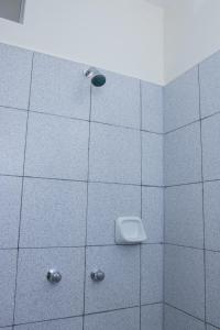 a tiled shower with a urinal in a bathroom at Zentra Plaza Hotel & Cowork in Chiclayo