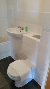 Bathroom sa Howlands Bright 2 bed 2 bath apartment balcony with views over town