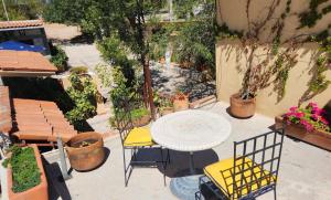 a patio with a table and chairs and plants at Posada Las Reynas in Mineral de Pozos +3 photos