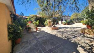 a courtyard with potted plants and a building at Posada Las Reynas in Mineral de Pozos