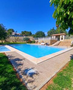 a swimming pool in a yard with a house at Adosado en Casco Antiguo con piscina in Altea