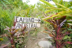 a sign in the middle of a trail in a forest at EcoHotel Inka Minka in Santa Marta +34 photos
