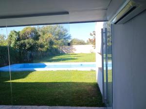 a view of a yard through a glass window at El Recodo in La Rioja