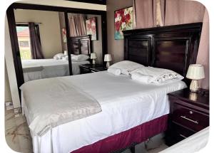 a bedroom with a large bed and a large mirror at Ondinas Weekend Spot in La Ceiba